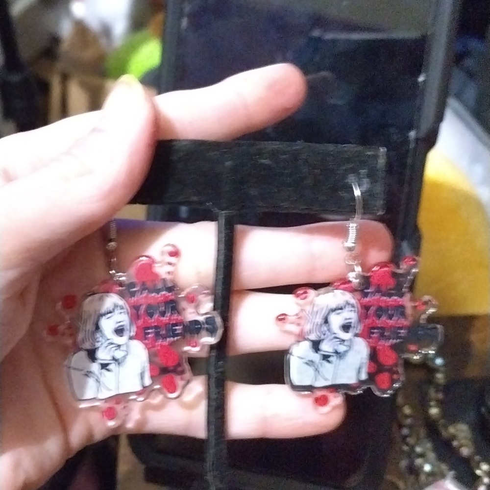 Call ur friend earrings from movie scream - Picture 1 of 2